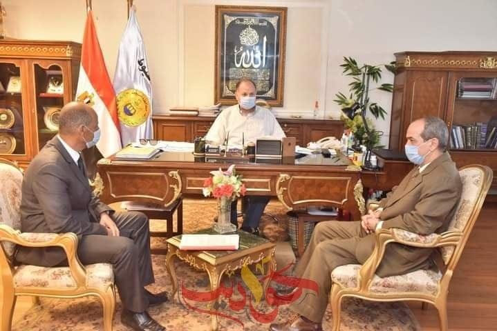 محافظ أسيوط يعلن وضع خطة لتعزيز الية تحصيل الايرادات وتنمية الموارد الذاتية وترشيد الانفاق