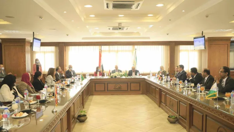 محافظ الجيزة يستقبل نواب مجلس الشيوخ الجدد .. يؤكد علي دورهم في تحفيز المواطنين للتصالح بمخالفات البناء .. إعادة تأهيل الصروح الطبية القديمة