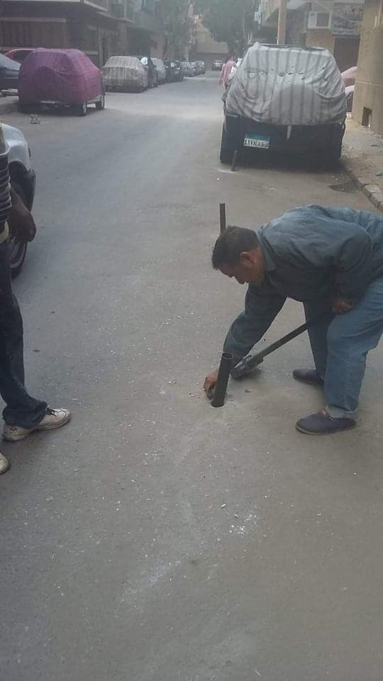 ضبط وتحرير 98 محضر إشغالات وازالة الحواجز الحديدية خلال حملة بحي شرق فى أسيوط
