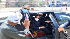 السيسى يحاور أحد العاملين بالمواقع خلال جولته بشوارع القاهرة والجيزة .. يشدد على الالتزام باجراءات الوقاية من فيروس كورونا