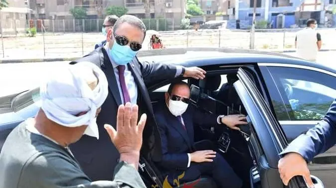 السيسى يحاور أحد العاملين بالمواقع خلال جولته بشوارع القاهرة والجيزة .. يشدد على الالتزام باجراءات الوقاية من فيروس كورونا