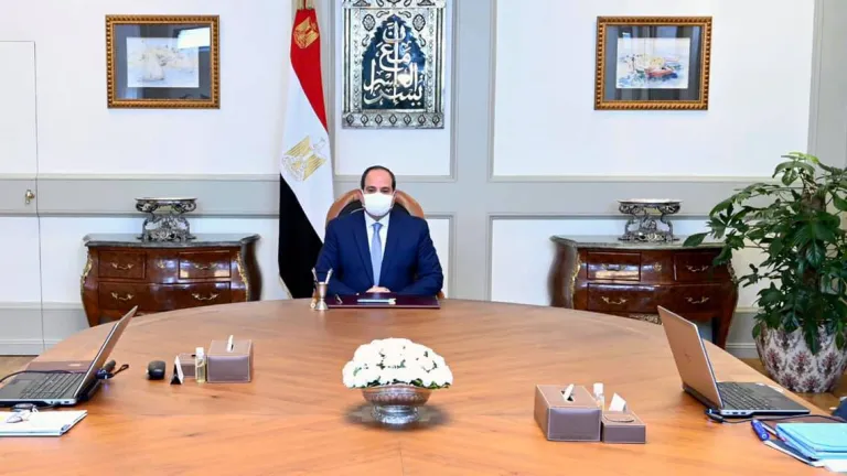 الرئيس السيسى يوجة التحية لرجال القوات المسلحة لما يبذلونه من تضحيات .. يطلع علي أنشطة وجاهزية الأفرع الرئيسية للقوات المسلحة خاصة القوات الجوية