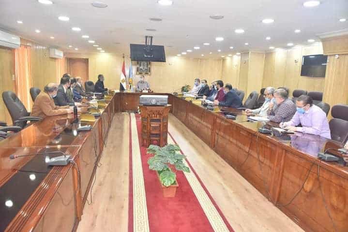 محافظ أسيوط يعقد اجتماعاً تنسيقياً لمتابعة توصيل المرافق لمجمع الصناعات الصغيرة والمتوسطة بمنطقة عرب العوامر بأبنوب