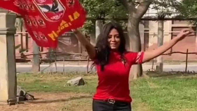 قبل نهائى القرن بيوم .. رانيا يوسف تشعل التواصل الاجتماعى برقصة بعلم النادى الأهلى