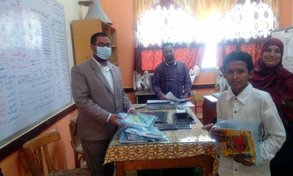 مدير مدرسة نزلة سلام الاعدادية بالصف يكرم الطلاب المتميزين والمتفوقين بهدايا عينية لتشجيعهم