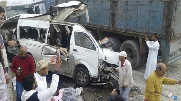 بالاسماء .. مصرع وإصابة 6 اشخاص إثر تصادم مقطورة بميكروباص فى الصف