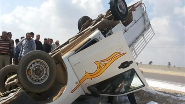 بالأسماء .. إصابة 3 اشخاص إثر انقلاب سيارة ربع نقل في طريق الواحات