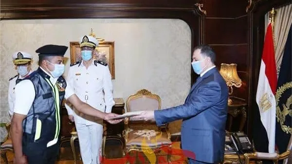وزير الداخلية يكرم أمين شرطة لالتزامه بواجبه بشأن واقعة «طفل المرور»