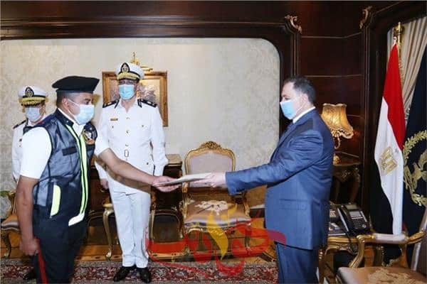 وزير الداخلية يكرم أمين شرطة لالتزامه بواجبه بشأن واقعة «طفل المرور»
