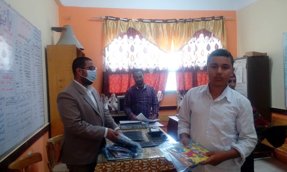 مدير مدرسة نزلة سلام الاعدادية بالصف يكرم الطلاب المتميزين والمتفوقين بهدايا عينية لتشجيعهم