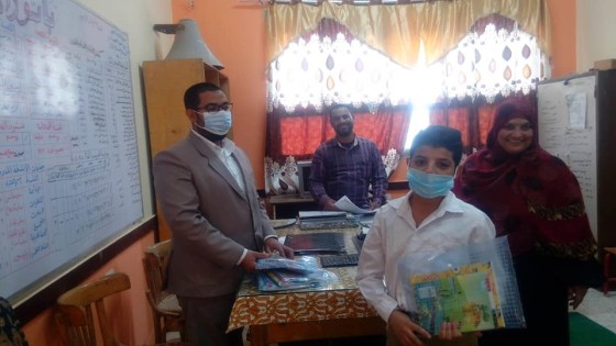 مدير مدرسة نزلة سلام الاعدادية بالصف يكرم الطلاب المتميزين والمتفوقين بهدايا عينية لتشجيعهم