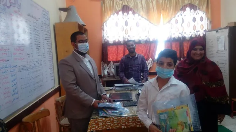 مدير مدرسة نزلة سلام الاعدادية بالصف يكرم الطلاب المتميزين والمتفوقين بهدايا عينية لتشجيعهم