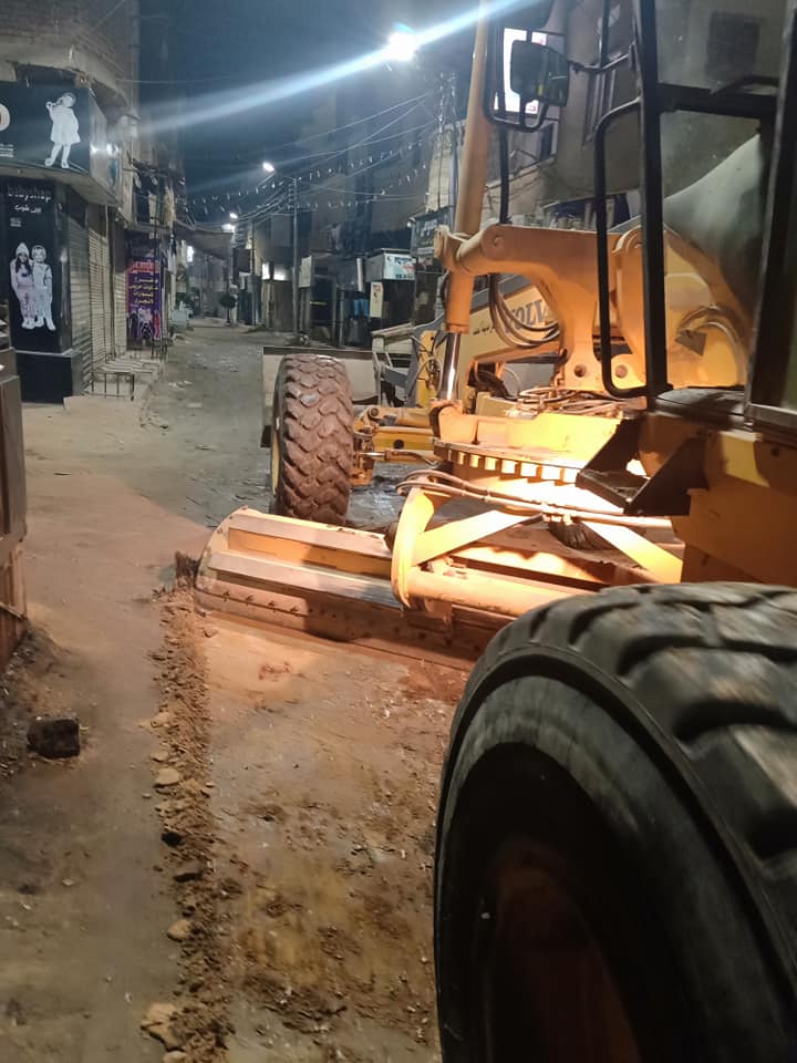 البحيرى والجمال يقودان حملة ليلية بالمعدات لتجريد الشوارع الرئيسية بمدينة الصف بالجيزة