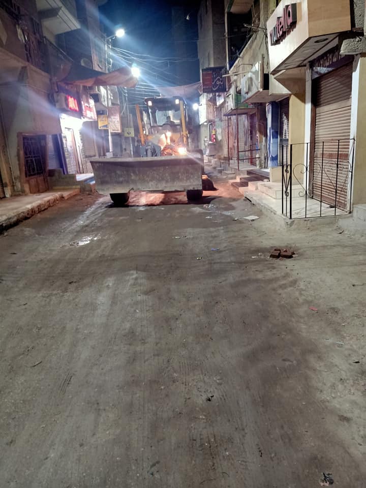 البحيرى والجمال يقودان حملة ليلية بالمعدات لتجريد الشوارع الرئيسية بمدينة الصف بالجيزة