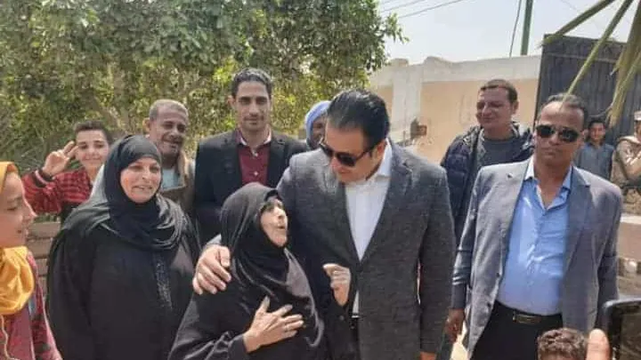 النائب الانسان وسط البسطاء من المواطنين يحثهم على المشاركة الايجابية فى الانتخابات