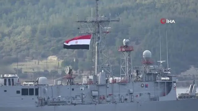 شاهد بالفيديو .. السفن الحربية المصرية تعبر مضيق البوسفور فى تركيا