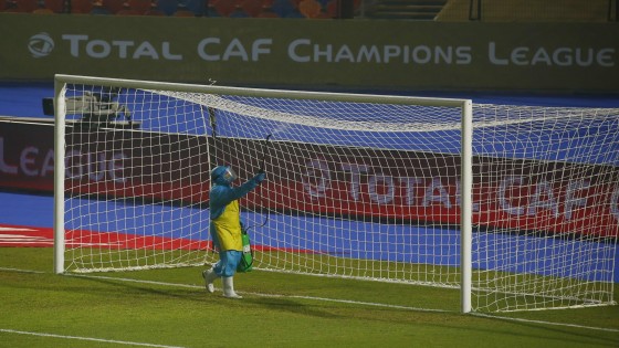 شاهد بالصور .. تعقيم ملعب ستاد القاهرة قبل بدء مباراة نهائى القرن