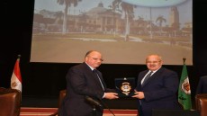 تقديرًا لجهوده .. محافظ القاهرة يهدي الخشت درع المحافظة