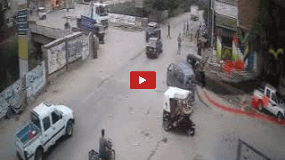 شاهد بالفيديو .. لحظة اصطدام الميكروباص بسيارة المدرسة فى حادث المريوطية