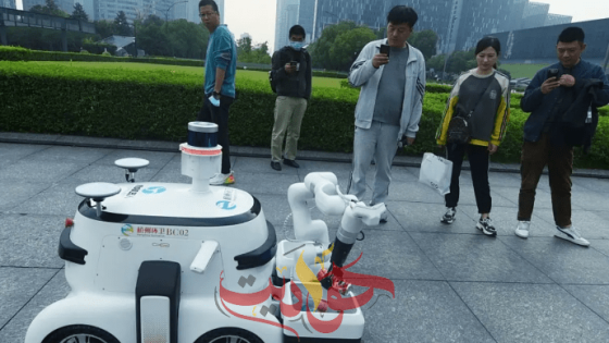 روبوت يقوم بجمع القمامة