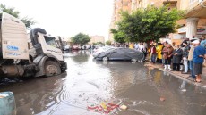 شاهد بالصور.. هبوط الأرضي بالإسكندرية .. سقوط سيارة صرف صحي داخله