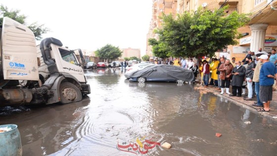 شاهد بالصور.. هبوط الأرضي بالإسكندرية .. سقوط سيارة صرف صحي داخله