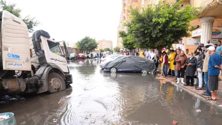 شاهد بالصور.. هبوط الأرضي بالإسكندرية .. سقوط سيارة صرف صحي داخله