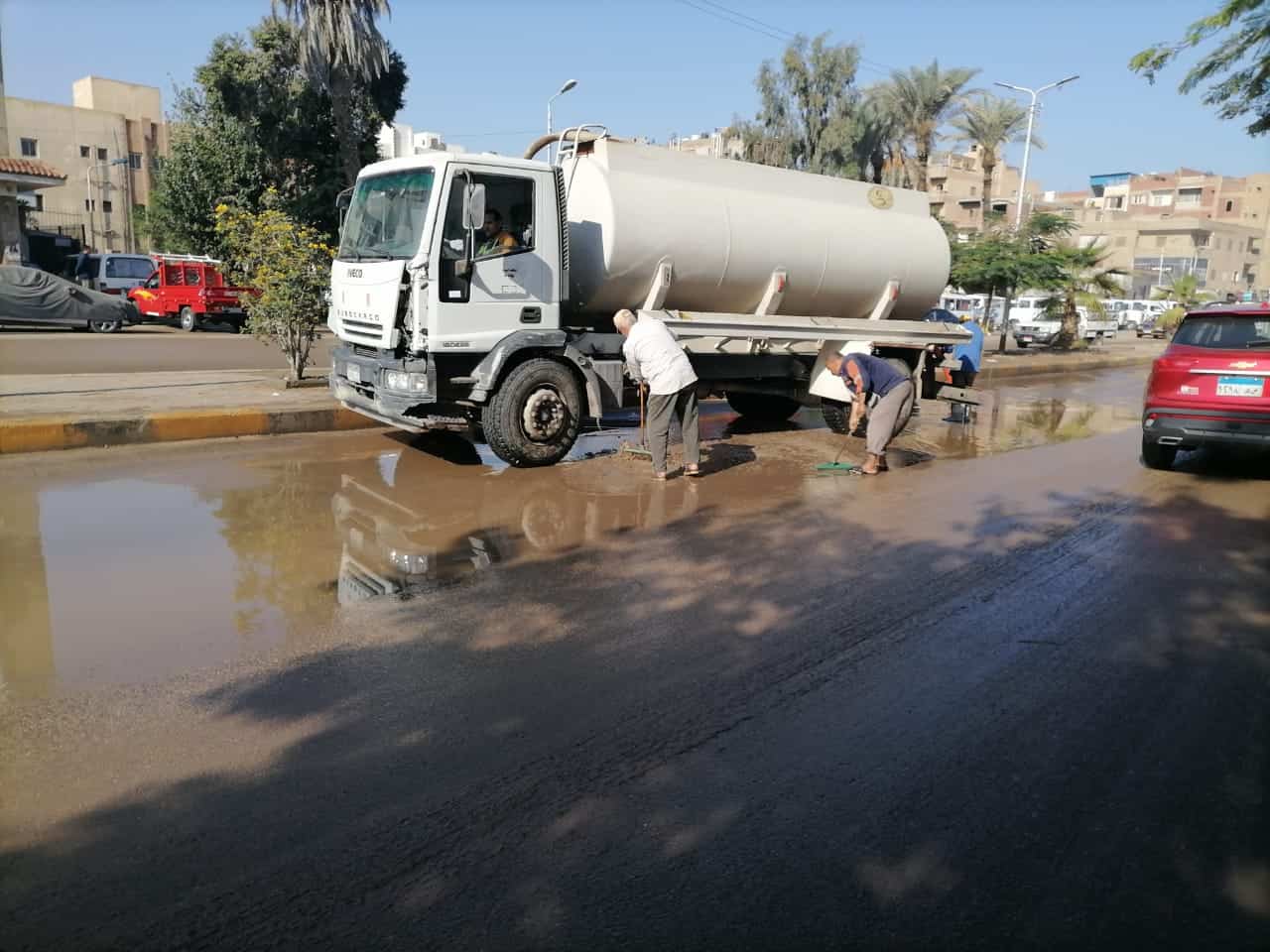 الجيزة تنشر معداتها للتعامل الفوري مع تجمعات المياة