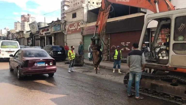 لمواجهة تجمعات المياه.. إحلال وتجديد خط الصرف الصحى بشارع ملك حنفى بالاسكندرية