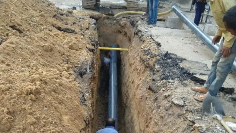 مياة الاسماعيلية: اصلاح وتغيير خط الصرف الصحى بمنطقة الهبوط الارضي