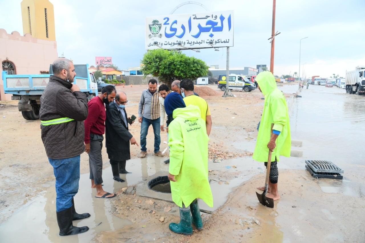 القابضة للمياه: استمرار تمركز السيارات والمعدات .. شفط تجمعات الأمطار التي سقطت صباح اليوم علي الإسكندرية