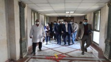 بالصور .. محافظ الجيزة يزور مصابى حادث انقلاب اتوبيس مدرسي بمنطقة الرماية