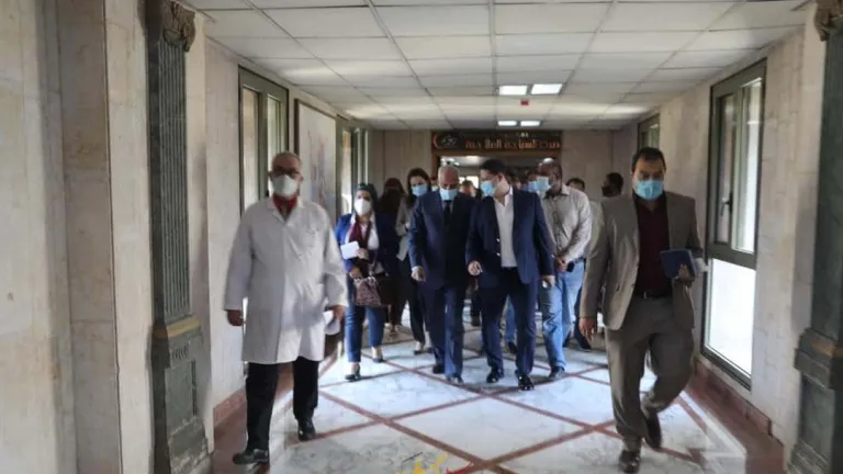 بالصور .. محافظ الجيزة يزور مصابى حادث انقلاب اتوبيس مدرسي بمنطقة الرماية