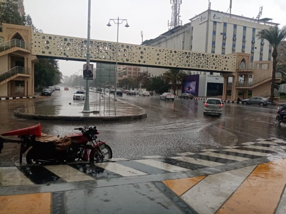 سقوط أمطار بمحافظتى القاهرة والجيزة .. القابضة لمياه الشرب والصرف الصحي شفط التجمعات فى الحال (صور)