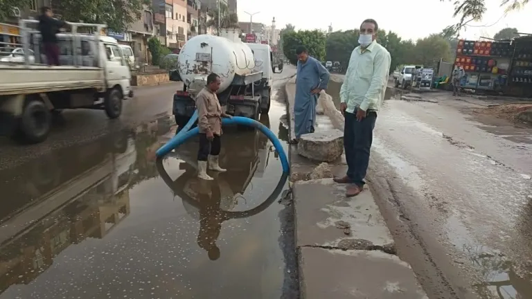 بالصور .. محب يتابع شفط مياه الأمطار بمدينة الحوامدية