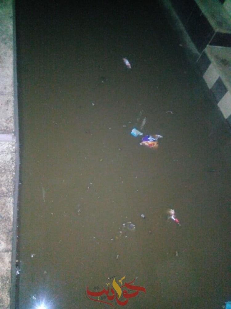 شاهد بالصور.. اهالى منيل شيحة لمحافظ الجيزة : تم حبسنا فى منازلنا بسبب مياة الأمطار