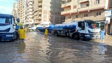 محافظ الأسكندرية ورئيس الشركة القابضة لمياه الشرب والصرف الصحي يتفقدان شفط مياه الامطار بمنطقة 25 تقاطع المستشارين