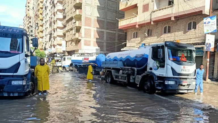 محافظ الأسكندرية ورئيس الشركة القابضة لمياه الشرب والصرف الصحي يتفقدان شفط مياه الامطار بمنطقة 25 تقاطع المستشارين