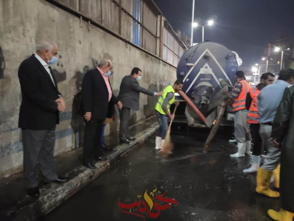 شاهد بالصور .. محافظ الجيزة يتفقد مجهودات شفط مياه الامطار بالمحاور المرورية