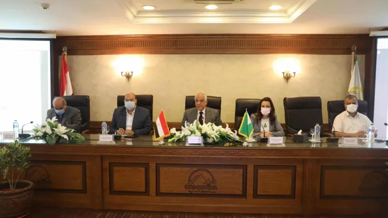 محافظ الجيزة يتابع استعدادات مواجهة الموجة الثانيه لفيروس كورونا