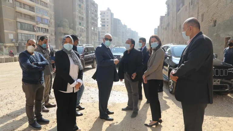 بالصور .. محافظ الجيزة يتفقد أعمال تطوير شارع المحولات .. يلتقى بالمواطنين لسماع أرائهم وشكواهم
