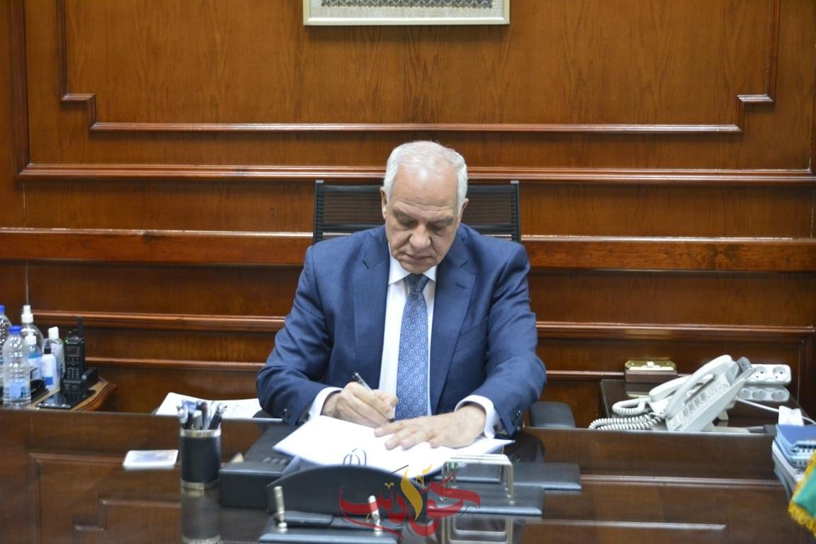 محافظ الجيزة يعتمد حركة ترقيات لـ ٨٢٠ موظف بالديوان العام والأحياء والمراكز والمدن