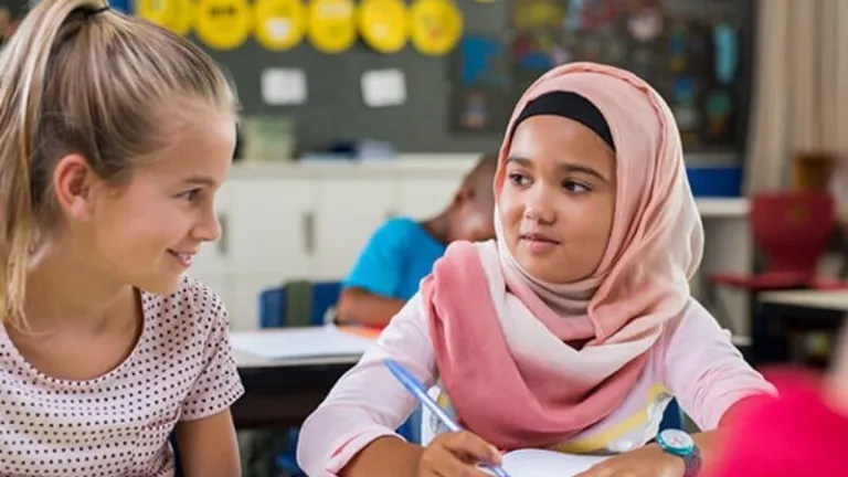 النمسا تُصدر قانوناً بمنع ارتداء الحجاب فى المدارس .. المحكمة الدستورية تبطله .. التعليم النمساوى ينفذ القرار فوراً