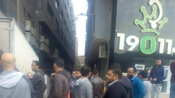 بالصور .. اضراب وتجمهر العاملين بسلسلة صيدليات «19011» .. والسبب