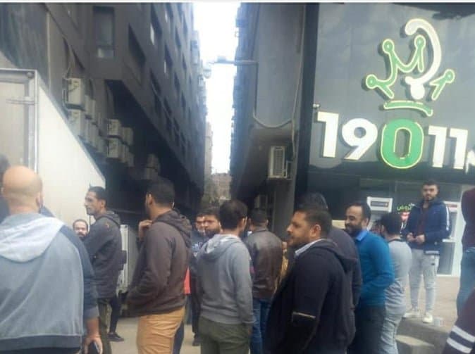 بالصور .. اضراب وتجمهر العاملين بسلسلة صيدليات «19011» .. والسبب