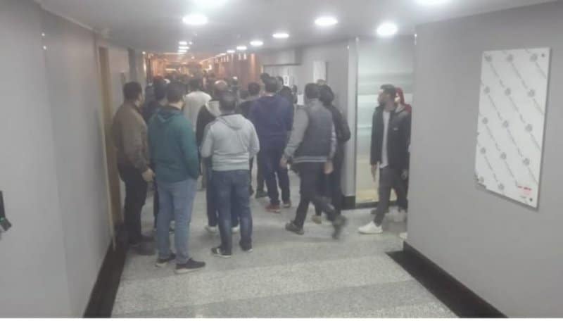 بالصور .. اضراب وتجمهر العاملين بسلسلة صيدليات «19011» .. والسبب