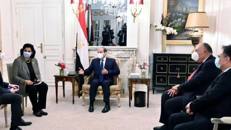 السيسى يستقبل بمقر إقامته بباريس رئيس مجلس إدارة شركة "نافال جروب" الفرنسية المتخصصة في مجال الدفاع البحري