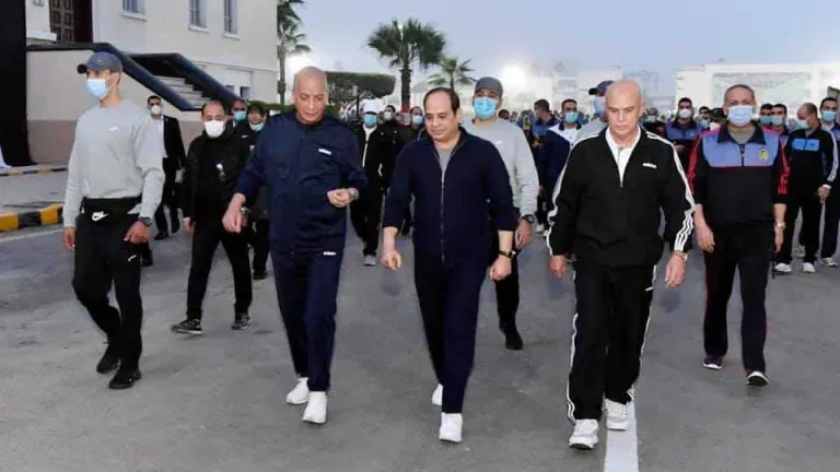 فجراً .. الرئيس عبد الفتاح السيسي يتفقد الكلية الحربية .. يجرى حوار مفتوح مع الطلاب الجدد