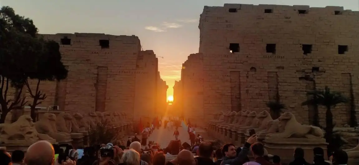 فى مثل هذا اليوم من كل عام .. شاهد بالصور: تعامد الشمس على معبد الكرنك بالأقصر وسط إحتفاء كبير