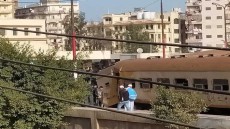 شاهد بالفيديو .. اصابة 12 شخص إثر اصطدام قطار بالحواجز الاسمنتية بمحطة المنصورة